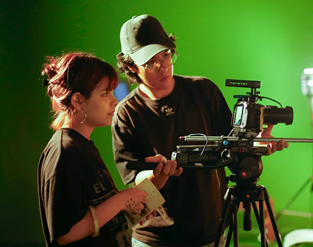 Chicos haciendo cine
